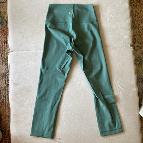 Lululemon cropped leggings - Picture 2 of 4